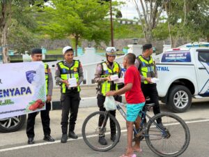 Kasat Satlantas Polres Halteng dan Jajarannya melalui Polntas Menyapa membagikan Takjil ke pengguna jalan