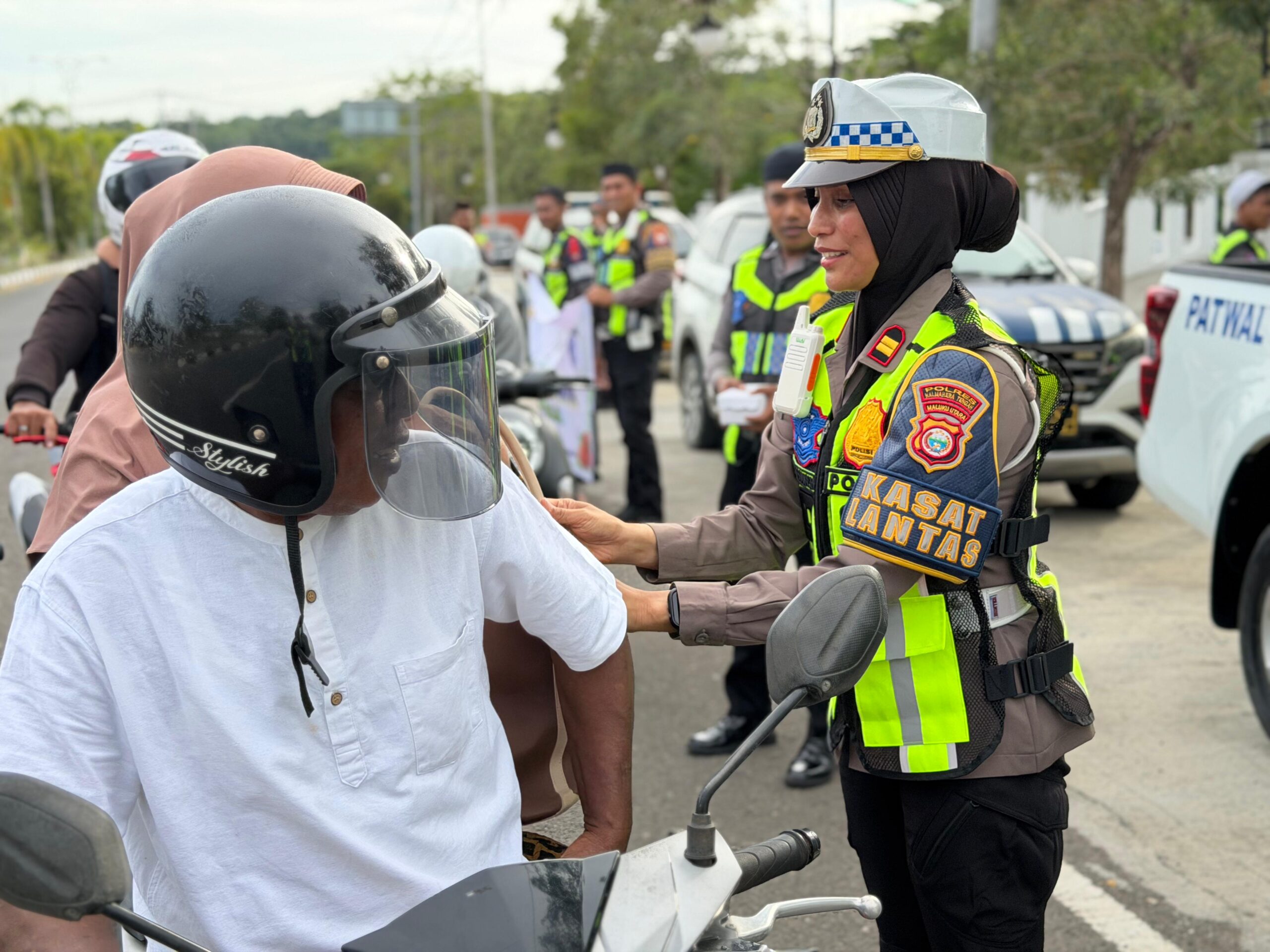 Ramadhan Penuh Berkah, Satlantas Polres Halteng Berbagi Takjil untuk Pengguna Jalan