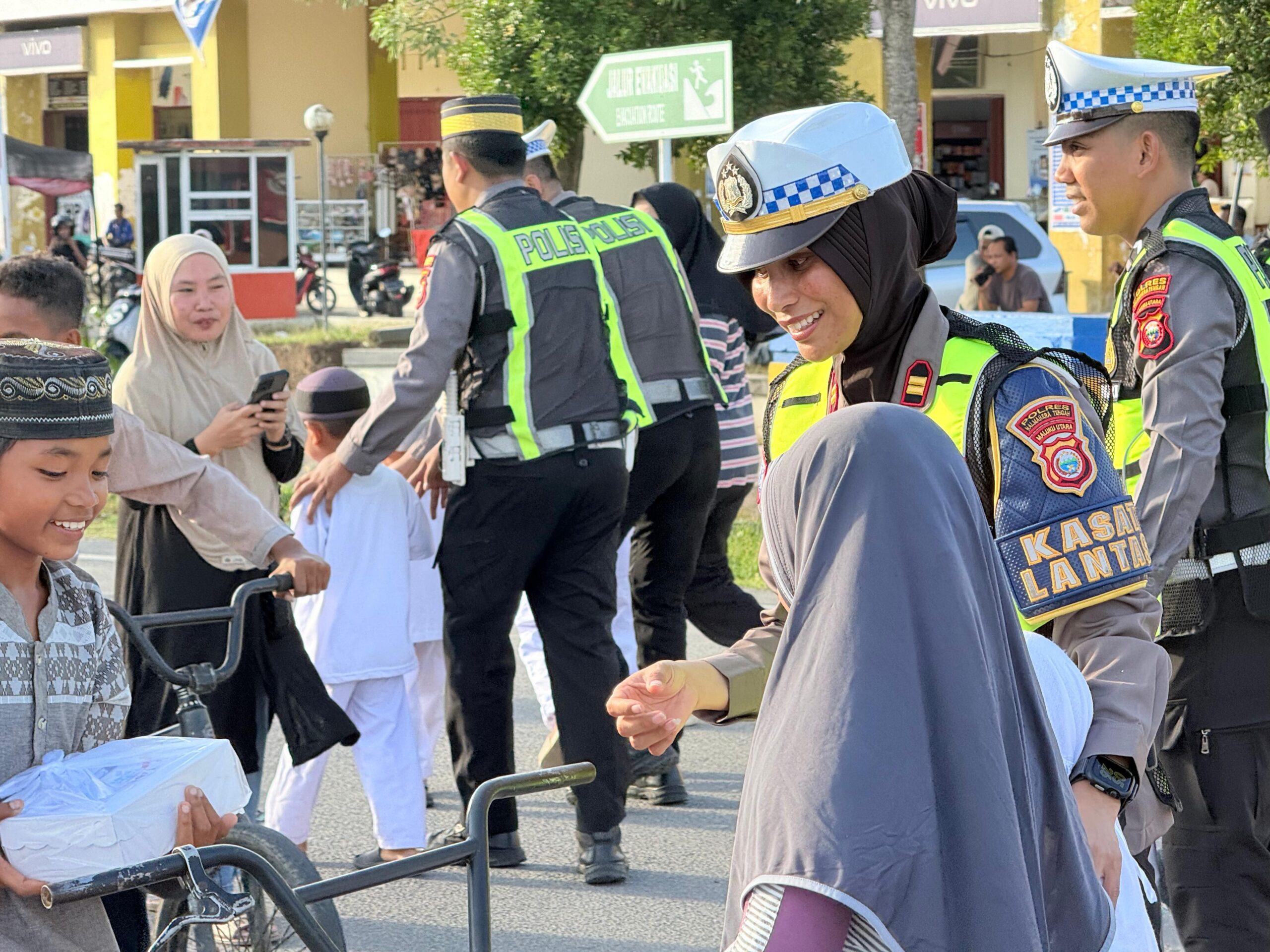 Ramadhan Penuh Kepedulian, Satlantas Halteng Gandeng PAUD IT Wahdah Islamiyah Bagikan Takjil