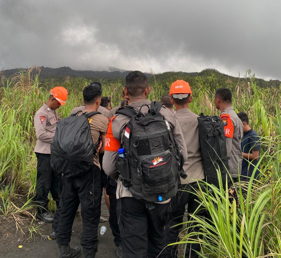 Erupsi Dahsyat Gunung Dukono, Brimob Malut Evakuasi Pendaki Asing dan Lokal