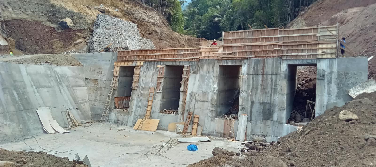 Jawab Tantangan Bencana Hidrometeorologi, BWS Maluku Utara dan Kontraktor Pacu Sabo Dam Sasa